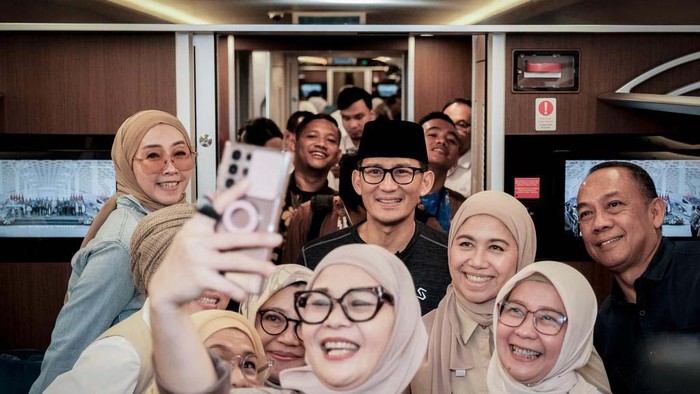 Menparekraf menaiki kereta cepat 