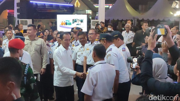 Momen Presiden Jokowi meresmikan tiga terminal, di Terminal Tingkir, Salatiga, Rabu (13/12/2023).