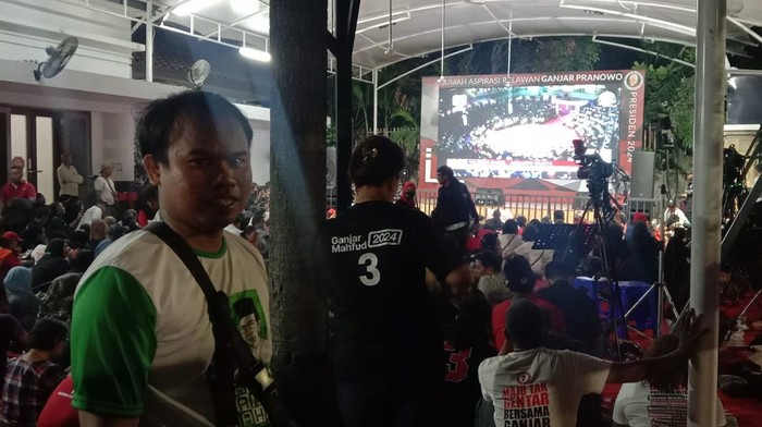 Momen Relawan Sarung Ganjar-Mahfud Nobar Debat Capres
