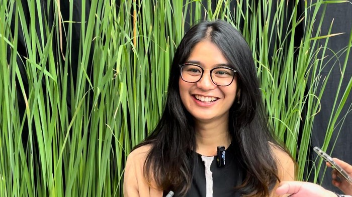 Nadine yang menang lelang jam di KPK (Yogi/detikcom)