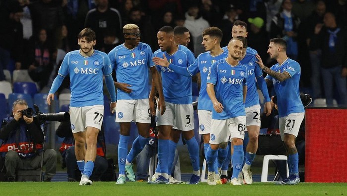 Soccer Football - Champions League - Group C - Napoli v S.C. Braga - Stadio Diego Armando Maradona, Naples, Italy - December 12, 2023 Napolis Victor Osimhen celebrates scoring their second goal with teammates REUTERS/Ciro De Luca