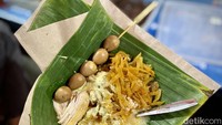 Nasi ayam tersebut disajikan dengan pincuk daun pisang, kemudian disandarkan menggunakan mangkok agar memudahkan pengunjung saat menikmatinya, mengingat di sana tidak ada meja. Foto: detikcom