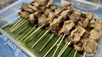 Selain itu, kamu bisa menambah lauk berupa ayam kampung atau aneka sate-satean. Mulai dari sate telur puyuh, usus, ati ampela, dan darah ayam. Foto: detikcom