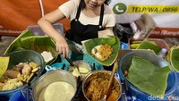 Seporsi nasi ayam di sini dibanderol sekitar Rp 18.000. Isiannya berupa nasi, ayam suwir, sayur labu, telur dan tahu yang dimasak pindang, dan diguyur dengan kuah opor. Foto: detikcom