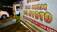 Salah satu yang legendaris adalah Nasi Ayam Bu Nyoto yang berlokasi di Jl. MT. Haryono, Peterongan. Foto: detikcom