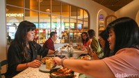 Dekorasi, pencahayaan, dan tata letak dikurasi dengan cermat sehingga membuat pengunjung serasa di rumah mulai dari langkah pertama masuk. Untuk itu, konsep baru Hello Sunday di Margo City mengusung desain mediterania dengan sentuhan warna yang hangat.  