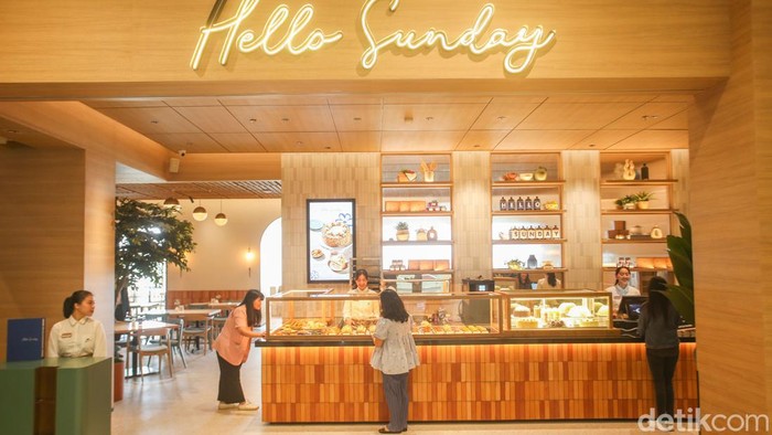 Karyawan menunjukan menu soft ice cream di Gerai Hello Sunday Margo City, Depok, Jawa Barat, Selasa (12/12/2023).