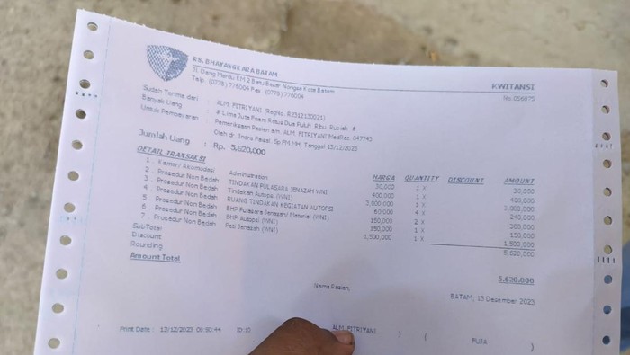 Nota biaya otopsi yang diberikan RS Bhayangkara Polda Kepri ke keluarga Almarhumah Fitriyani.(Foto: dok keluarga Fitriyani)