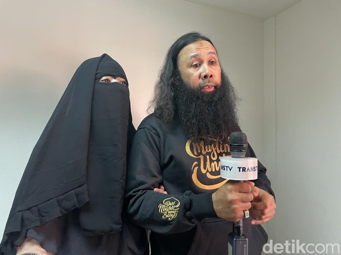 Peggy Melati Sukma dan suaminya, Reza Abdul Jabbar, ditemui di kawasan Transmedia pada Rabu (13/12/2023).