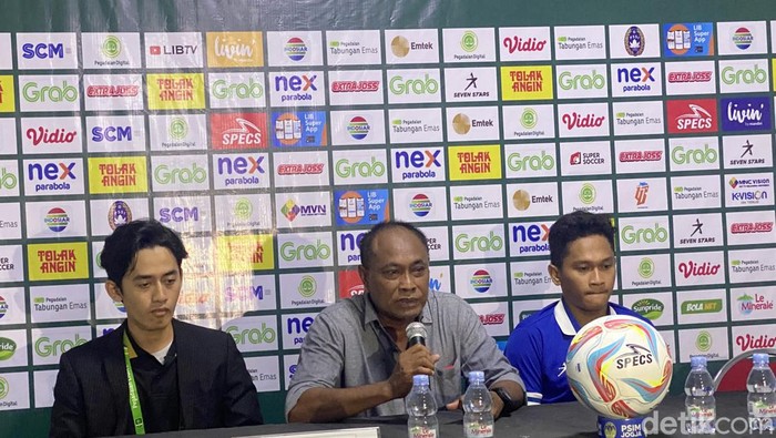 Pelatih PSIM Kas Hartadi (tengah) saat jumpa pers, Rabu (13/12/2023).