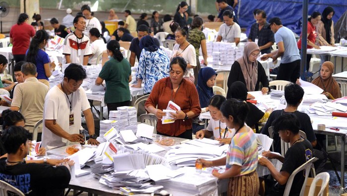 Pelipatan surat suara Pemilu 2024 Pekerja menyortir dan melipat surat suara di Gudang KPU Denpasar, Bali, Rabu (13/12/2023). KPU Denpasar mulai melakukan proses penyortiran dan pelipatan surat suara Pemilu 2024 yang diawali dengan surat suara untuk pemilihan anggota DPR RI daerah pemilihan (dapil) Bali sebanyak sekitar 507 ribu lembar yang dikerjakan oleh 140 orang pekerja lepas. ANTARA FOTO/Fikri Yusuf/nym.