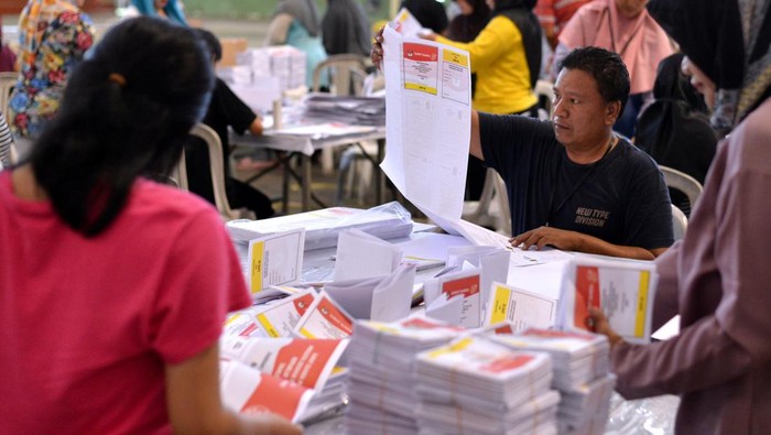 Pekerja menyortir dan melipat surat suara di Gudang KPU Denpasar, Bali, Rabu (13/12/2023). KPU Denpasar mulai melakukan proses penyortiran dan pelipatan surat suara Pemilu 2024 yang diawali dengan surat suara untuk pemilihan anggota DPR RI daerah pemilihan (dapil) Bali sebanyak sekitar 507 ribu lembar yang dikerjakan oleh 140 orang pekerja lepas. ANTARA FOTO/Fikri Yusuf/nym.