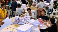 Pekerja menyortir dan melipat surat suara di Gudang KPU Denpasar, Bali, Rabu (13/12/2023).