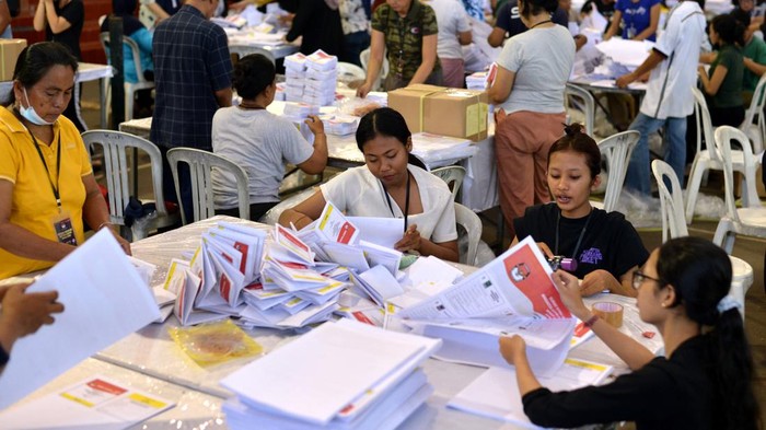 Pelipatan surat suara Pemilu 2024 Pekerja menyortir dan melipat surat suara di Gudang KPU Denpasar, Bali, Rabu (13/12/2023). KPU Denpasar mulai melakukan proses penyortiran dan pelipatan surat suara Pemilu 2024 yang diawali dengan surat suara untuk pemilihan anggota DPR RI daerah pemilihan (dapil) Bali sebanyak sekitar 507 ribu lembar yang dikerjakan oleh 140 orang pekerja lepas. ANTARA FOTO/Fikri Yusuf/nym.