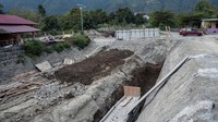 Sejumlah pengendara melintasi proyek saluran pengendali banjir bandang di Desa Beka, Sigi, Sulawesi Tengah, Rabu (13/12/2023).