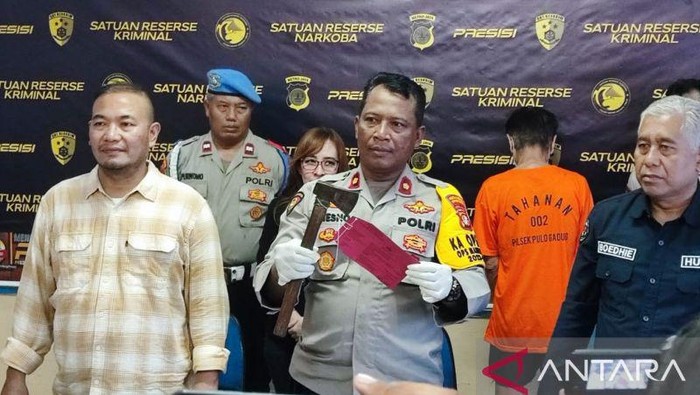 Pemilik kontrakan, Kasman (63), diduga menganiaya penyewa kontrakan, Kamid (44), menggunakan kapak karena menunggak biaya sewa selama tiga bulan. (ANTARA/Syaiful Hakim)