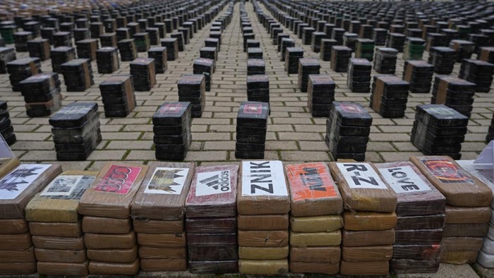Penampakan 11 Ton Kokain yang Disita Polisi Spanyol Police officers stand by part of a haul of 11 tons of cocaine, displayed in the patio of a police station in Madrid, Spain, Tuesday, Dec. 12, 2023. Spanish authorities say that they have confiscated 11 tons of cocaine and arrested 20 people in two different operations against the smuggling of the illegal drugs inside shipping containers. Investigators believe that the criminal organization was using a frozen seafood company as a front to bring the drug from South America. (AP Photo/Paul White)