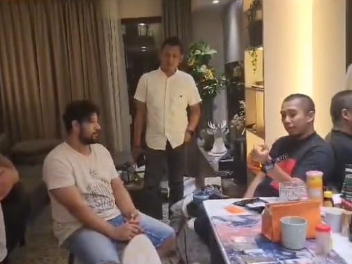 Penampakan Ammar Zoni saat ditangkap polisi di apartemen di Serpong, Tangerang Selatan.