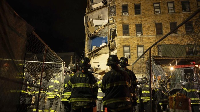 Penampakan Apartemen Tiba-tiba Ambruk di Bronx New York First responders work at the scene of a collapsed building in the Bronx borough of New York, Monday, Dec. 11, 2023. (AP Photo/Yuki Iwamura)