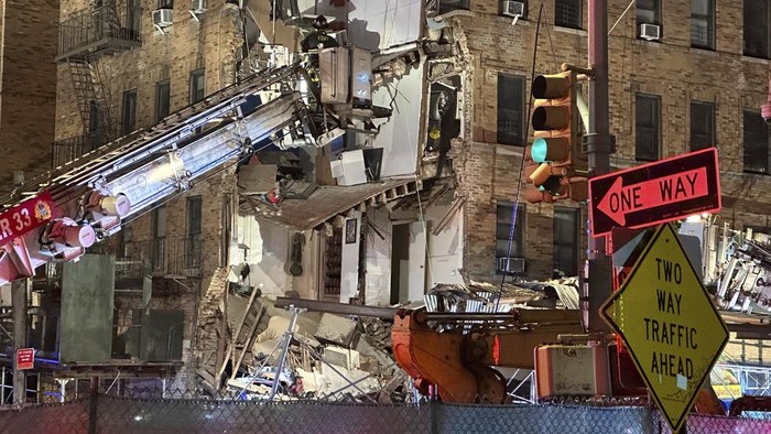 Penampakan Apartemen Tiba-tiba Ambruk di Bronx New York Firefighters continue to work the scene where a six-story corner of a Bronx apartment building collapsed, Monday, Dec. 11, 2023, in New York. (AP Photo/Joseph B. Frederick)