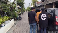 Polisi mendatangi satu persatu rumah para gengster yang sempat viral membuat onar dengan membawa senjata tajam.