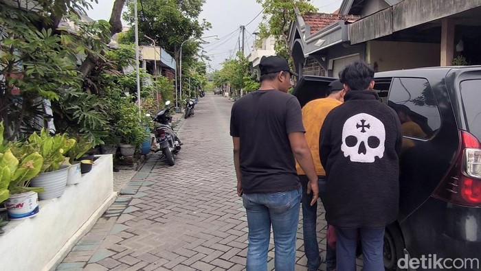 Penangkapan gengster di Gresik Polsek Karang Pilang menangkap anggota gengster dirumahnya Gresik, Rabu (13/12/2023).