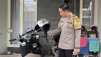 Puluhan gangster membuat onar dengan melakukan konvoi sambil mengacungkan senjata tajam di Kebraon, Karang Pilang, Surabaya. Polisi pun bergerak cepat hingga mengamankan 7 anggota gangster.