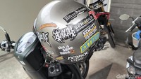 Polisi melakukan penyelidikan dan pencocokan terhadap barang-barang milik para pelaku yang videonya viral. Salah satunya yakni helm dan motor.