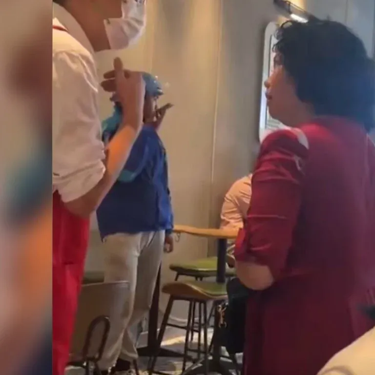 Pengunjung Ini Usir Pengantar Makanan yang Sedang Tunggu Pesanan di Kafe