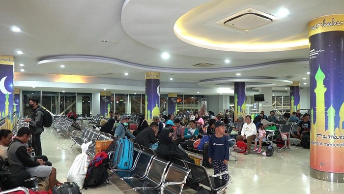 Penumpang di Pelabuhan Soekarno Hatta, Makassar, Sulawesi Selatan (Sulsel).