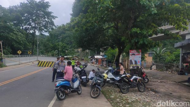 Penutupan Jalan Poros Maros-Bone di Camba.