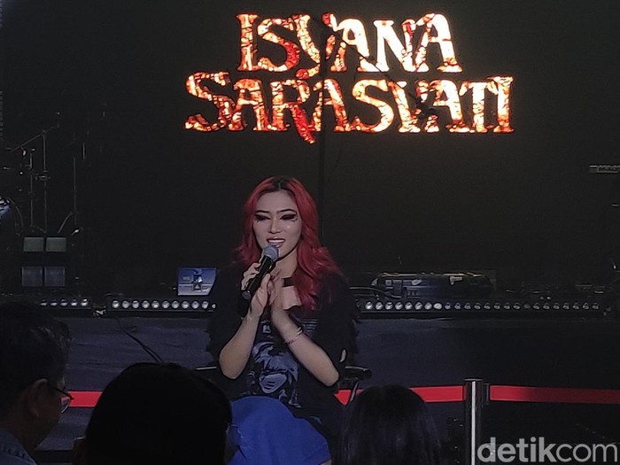 Penyanyi Isyana Sarasvati di Semarang, Rabu (13/12/2023).