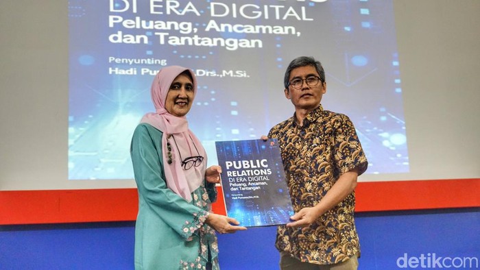 Penyunting buku kolaborasi Hadi Purnama saat memamerkan desain layout buku Public Relation Di Era Digital.