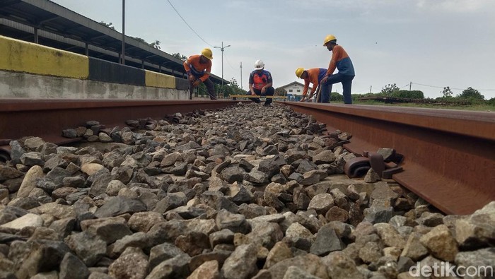 Perbaikan dan pemantauan jalur rel di Kabupaten Indramayu