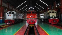 Mereka menggelar pameran foto, tasyakuran dan pemberian santunan kepada anak yatim serta meluncurkan Lokomotif Livery Vintage Merah dan Biru.