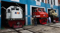 Warga menyaksikan tiga lokomotif di Depo Sidotopo, Surabaya, Jawa Timur, Rabu (13/12/2023).