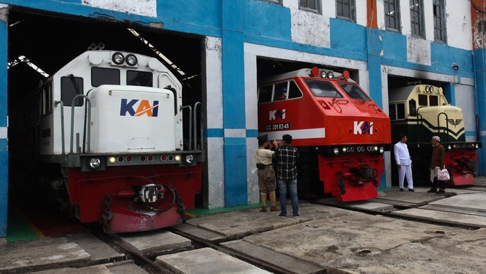 Tiga lokomotif terparkir di Depo Sidotopo, Surabaya, Jawa Timur, Rabu (13/12/2023).  PT Kereta Api Indonesia (Persero) Daop 8 Surabaya memperingati satu abad beroperasinya bengkel kereta api Depo Sidotopo yang digunakan sejak tahun 1923 dengan menggelar pameran foto, tasyakuran dan pemberian santunan kepada anak yatim serta meluncurkan Lokomotif Livery Vintage Merah dan Biru. ANTARA FOTO/Didik Suhartono/foc.