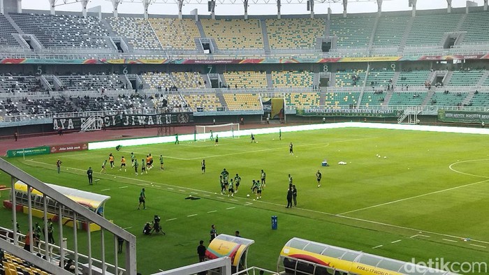 Pemain Persebaya dan Persis Solo melakukan pemanasan jelang laga di Stadion GBT.