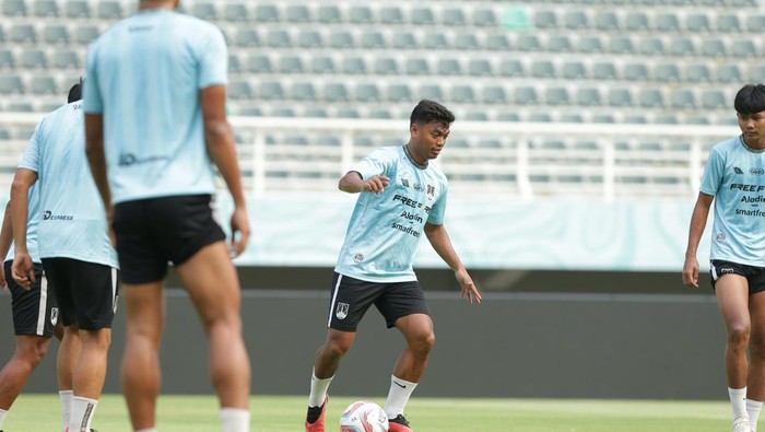Persis Solo saat Official Training