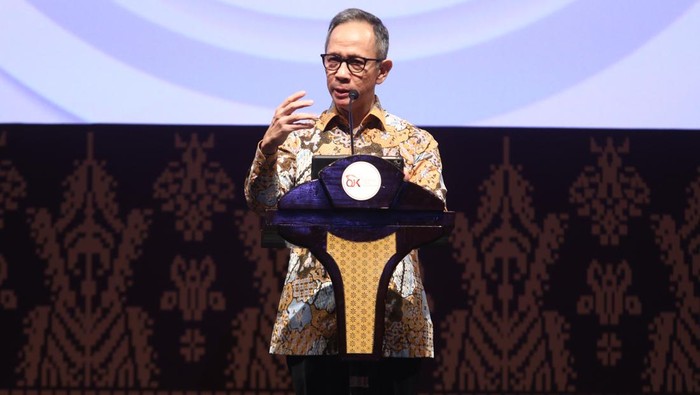 Peta Jalan Pengawasan PEPK Ketua Dewan Komisioner OJK Mahendra Siregar (ketiga kanan) dan Kepala Eksekutif Pengawas PEPK OJK Friderica Widyasari Dewi (keempat kiri) menghadiri peluncuran Peta Jalan Pengawasan Perilaku Pelaku Usaha Jasa Keuangan, Edukasi dan Pelindungan Konsumen (PEPK) 2023-2027 di Jakarta, Selasa (12/12/23). Peta Jalan Pengawasan PEPK 2023-2027 bertujuan untuk mewujudkan masyarakat Indonesia yang terliterasi, terinklusi dan terlindungi, serta menciptakan pelaku usaha jasa keuangan yang berintegritas. ANTARA FOTO/Humas OJK/YU