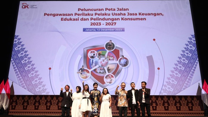 Peta Jalan Pengawasan PEPK Ketua Dewan Komisioner OJK Mahendra Siregar (ketiga kanan) dan Kepala Eksekutif Pengawas PEPK OJK Friderica Widyasari Dewi (keempat kiri) menghadiri peluncuran Peta Jalan Pengawasan Perilaku Pelaku Usaha Jasa Keuangan, Edukasi dan Pelindungan Konsumen (PEPK) 2023-2027 di Jakarta, Selasa (12/12/23). Peta Jalan Pengawasan PEPK 2023-2027 bertujuan untuk mewujudkan masyarakat Indonesia yang terliterasi, terinklusi dan terlindungi, serta menciptakan pelaku usaha jasa keuangan yang berintegritas. ANTARA FOTO/Humas OJK/YU