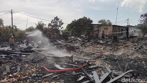 Petugas Damkar Badung berupaya memadamkan dan mendinginkan sisa bara api yang membakar gudang kayu dan mebel di Jalan Siligita, Nusa Dua, Kuta Selatan, Badung, Bali, Rabu (13/12/2023). (Aryo Mahendro/detikBali)