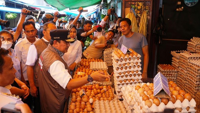 Pj Gubernur Sulsel Bahtiar Baharuddin saat meninjau stok dan harga pangan di Pasar Pannampu Makassar.