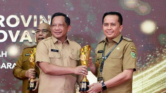 Pj Gubernur Sumsel Agus Fatoni menerima penghargaan IGA 2023 dari Mendagri.
