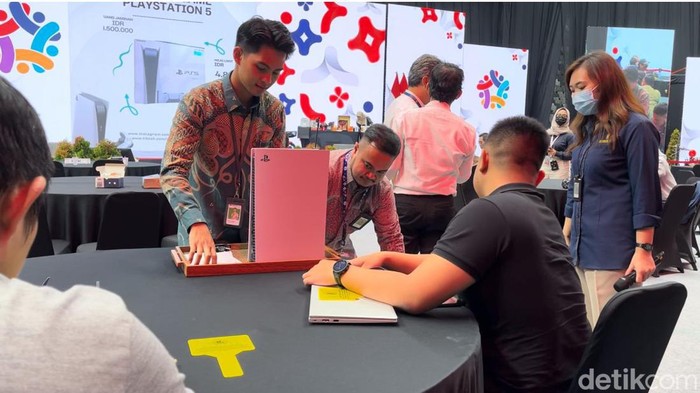 PlayStation 5 (PS5) menjadi primadona barang lelang hasil gratifikasi yang paling banyak diikuti peserta di acara Hari Antikorupsi Sedunia (Hakordia) 2023. (Yogi E/detikcom)