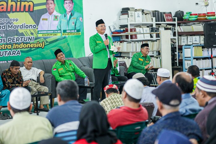 Plt Ketua Umum PPP Muhamad Mardiono bersama ratusan penyandang disabilitas yang tergabung dalam Persatuan Tunanetra Indonesia (Pertuni) saat kunjungannya ke Medan, Sumatera Utara (Sumut).