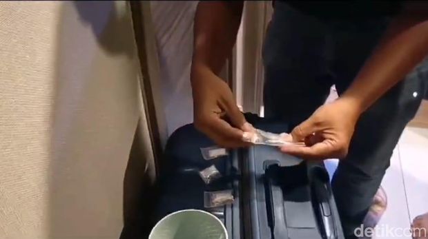 Ammar Zoni ditangkap di apartemen Serpong, Tangsel, Selasa (12/12) malam. Dia ditangkap dengan barang bukti 4 paket sabu dan 1 paket ganja.