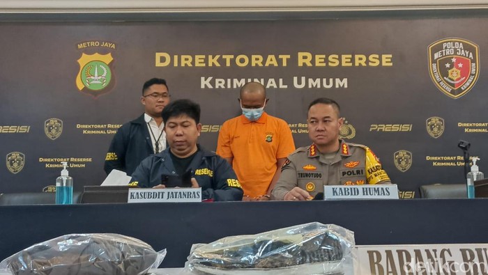 Polisi menjelaskan penangkapan Ade Mugis, tersangka pembunuhan wanita bernama Julita di Bekasi. Julita ditemukan tewas dengan kondiusi terikat di sebuah kontrakan.