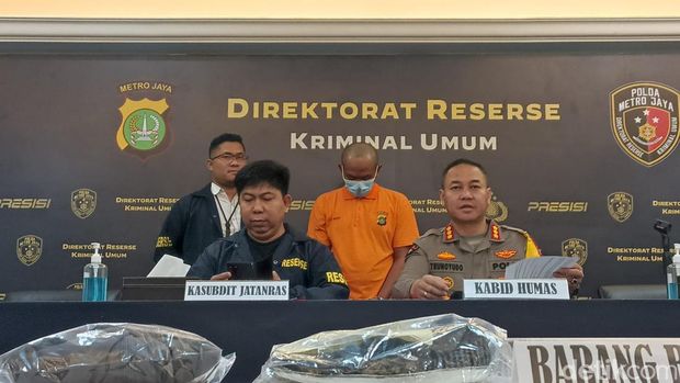 Polisi menjelaskan penangkapan Ade Mugis, tersangka pembunuhan wanita bernama Julita di Bekasi. Julita ditemukan tewas dengan kondiusi terikat di sebuah kontrakan.