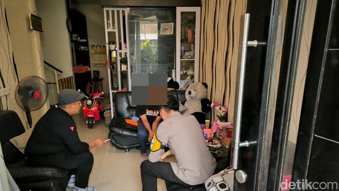 Polisi saat mengamankan anggota gangster
